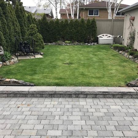 Private Bsmt With Sep. Entrance And Free Parking Toronto Exterior foto