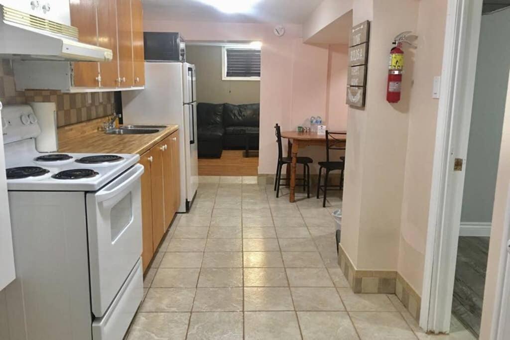 Private Bsmt With Sep. Entrance And Free Parking Toronto Exterior foto