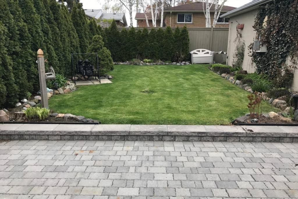 Private Bsmt With Sep. Entrance And Free Parking Toronto Exterior foto