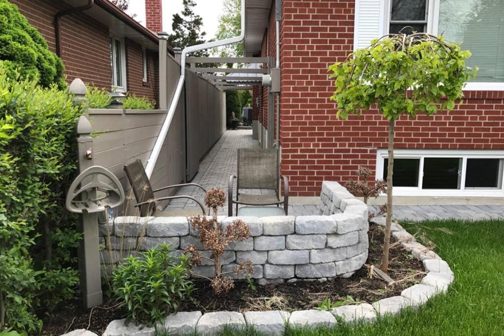 Private Bsmt With Sep. Entrance And Free Parking Toronto Exterior foto